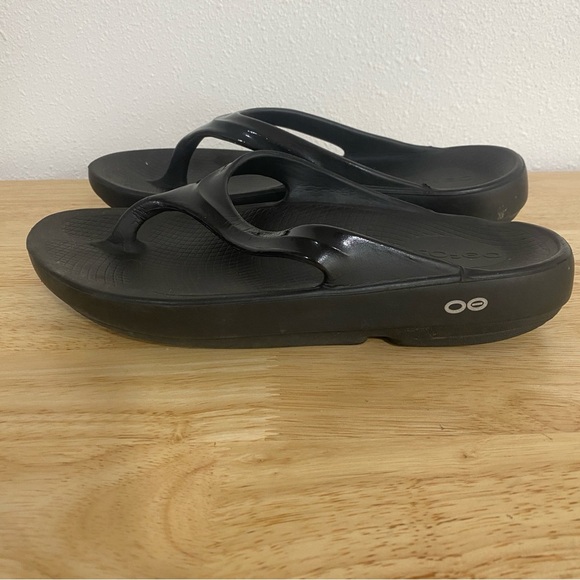 OOFOS OOLALA Women's Black Patent Luxe Flip Flop 8 / 39 Thong Recovery Sandals - Picture 1 of 6